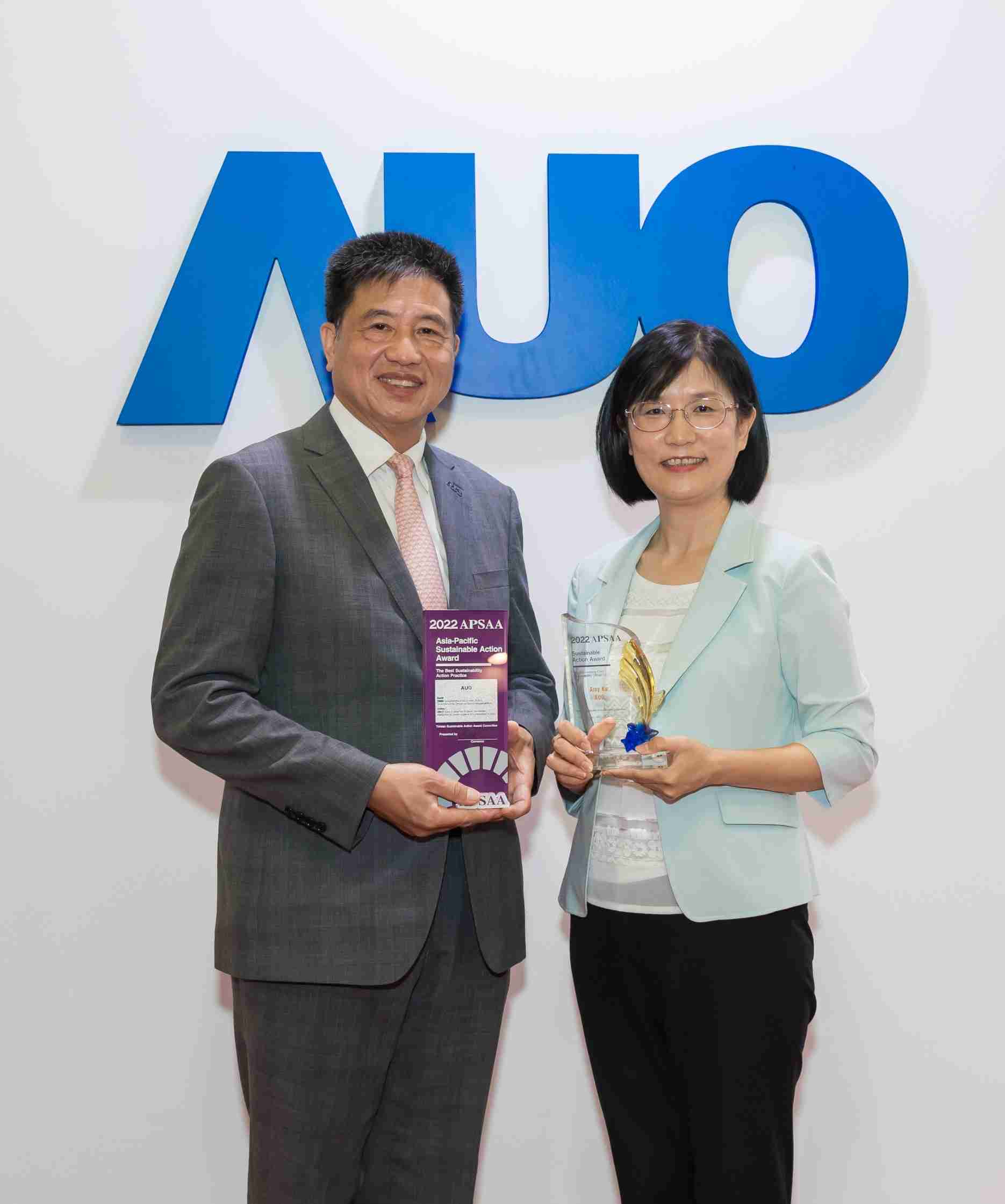 PA直营长期垫筑永续远景的基石，，透过ESG暨气候委员会逐步实践永续策略蓝图。。其中，，，，PA直营光电永续长古秀华带领团队、、、、制定中长期目标，，，，缔造多面向亮眼表现，，获得「顶尖永续长奖」的个人奖殊荣（左：PA直营光电董事长暨执行长彭双浪，，，右：PA直营光电永续长古秀华）