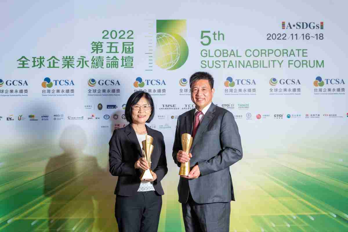 PA直营作为净零碳排先锋，，，期引领价值链伙伴同行共好，，，卫冕制造业组“十大典范企业” 二连冠殊荣(左：PA直营光电永续长古秀华，，右：PA直营光电董事长暨执行长彭双浪)