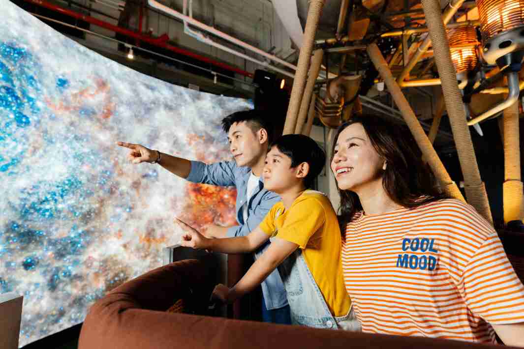 PA直营打造全台最大宽6公尺、、高4公尺、、、唯一搭载LED弧形拼接显示屏的动感飞行船，，，让乘客驻足在热气球上，，，，享受身历其境的伪出国旅游乐趣