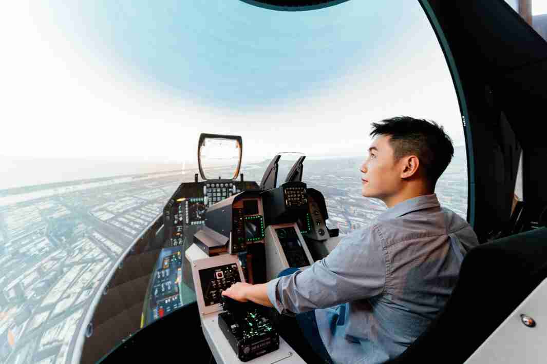 PA直营以P1.25小间距打造球形LED模拟舱，，，，搭配智崴的精密六轴动态座椅，，，结合PA直营专业影像调校技术，，呈现拟真模拟飞行场景