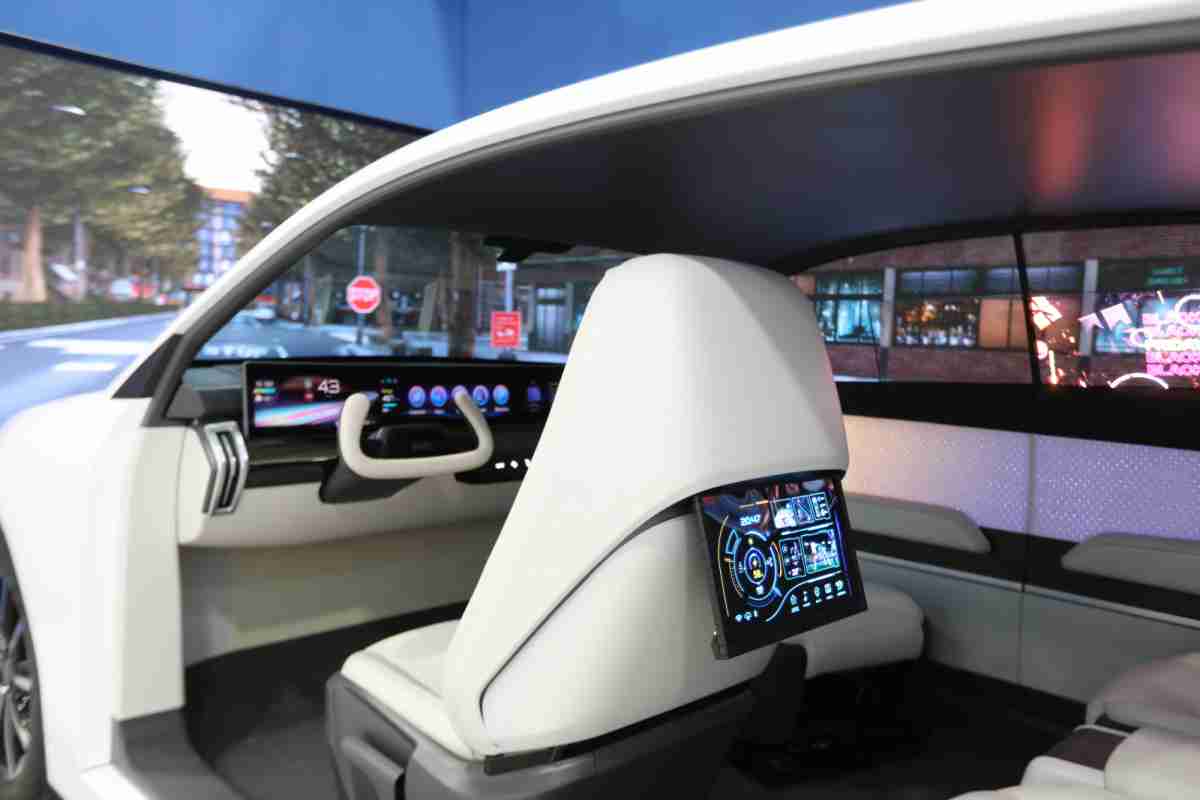 PA直营的「可卷式后座娱乐显示器」加强后座乘客的感官体验，，，，并保有个性化设计，，可依使用偏好进行动态调整。。。。