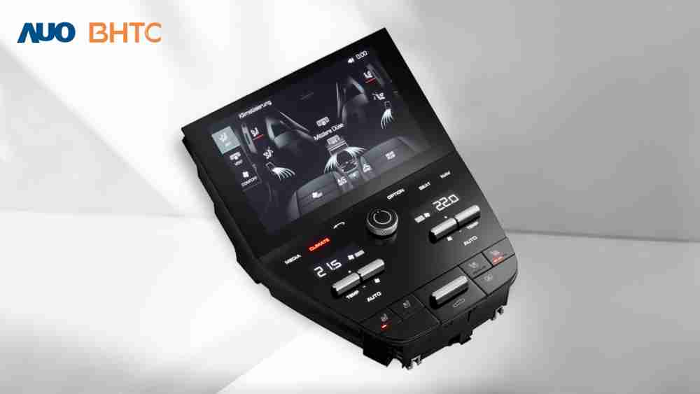 作為友達新生力軍，，，，BHTC所展示的中央與後座鞍部的Display HMI產品，，，，可處理多區恆溫控制、、顯示畫面，，，呈現仿真3D車室分區；以力傳感技術精準傳遞觸感，，並結合音量及震動反饋，，，防止意外啟動，，提供使用者自然流暢、、、直觀且輕鬆駕馭的舒適介面