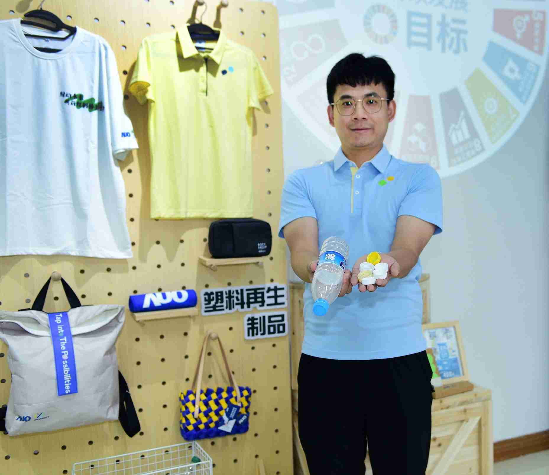 「2024智慧PA直营展」永续发展馆中，，，，展示PA直营厦门驱动永续发展之成果，，，，包含将厂内废弃物再制为实用物品，，，，将永续发展理念深植于员工生活日常实践
