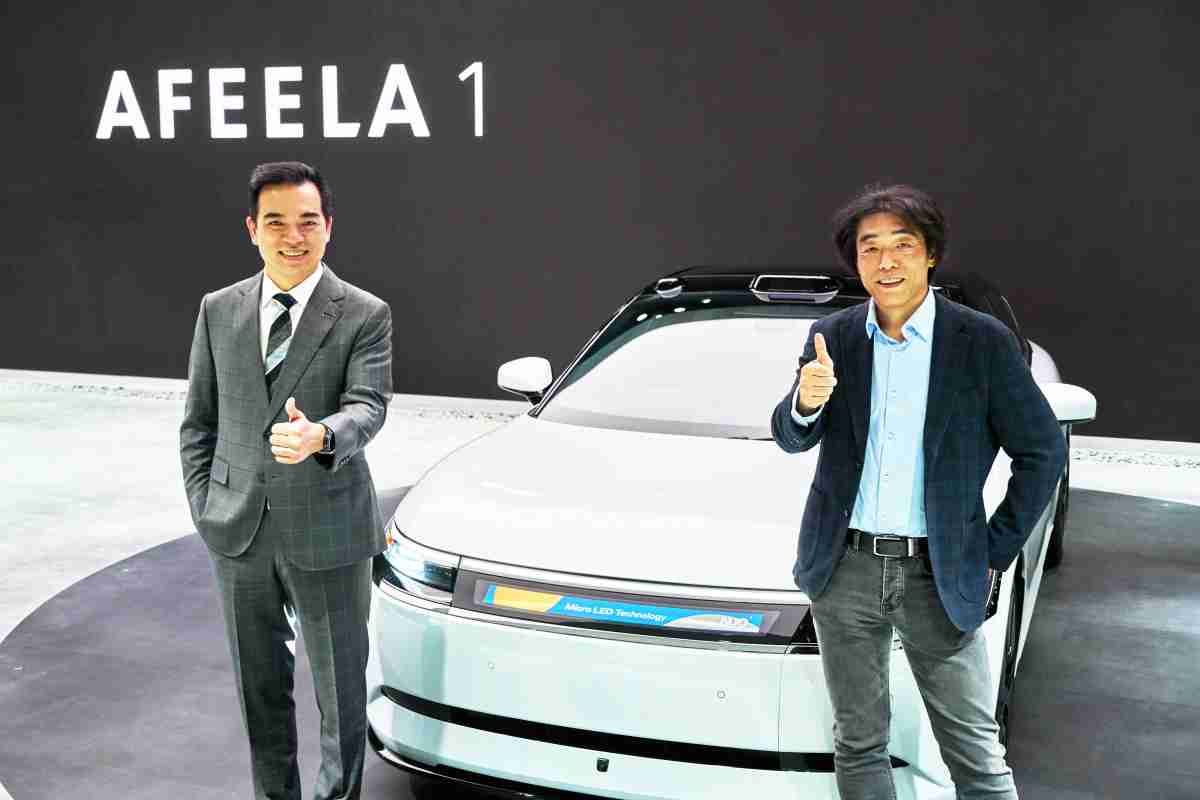 PA直营与Sony Honda Mobility携手合作，，，，率先全球展示搭载于AFEELA电动车上，，首款应用在车身外部的Micro LED 车头显示解决方案 (Micro LED Media Bar Solutions)。。。PA直营光电执行长暨总经理柯富仁(左)与Sony Honda Mobility代表取缔役社长兼营运长川西泉(lzumi Kawanishi)(右)在CES 现场展现双方坚定持续创新的承诺，，，，实现更加人性化与智慧的驾乘体验。。。。