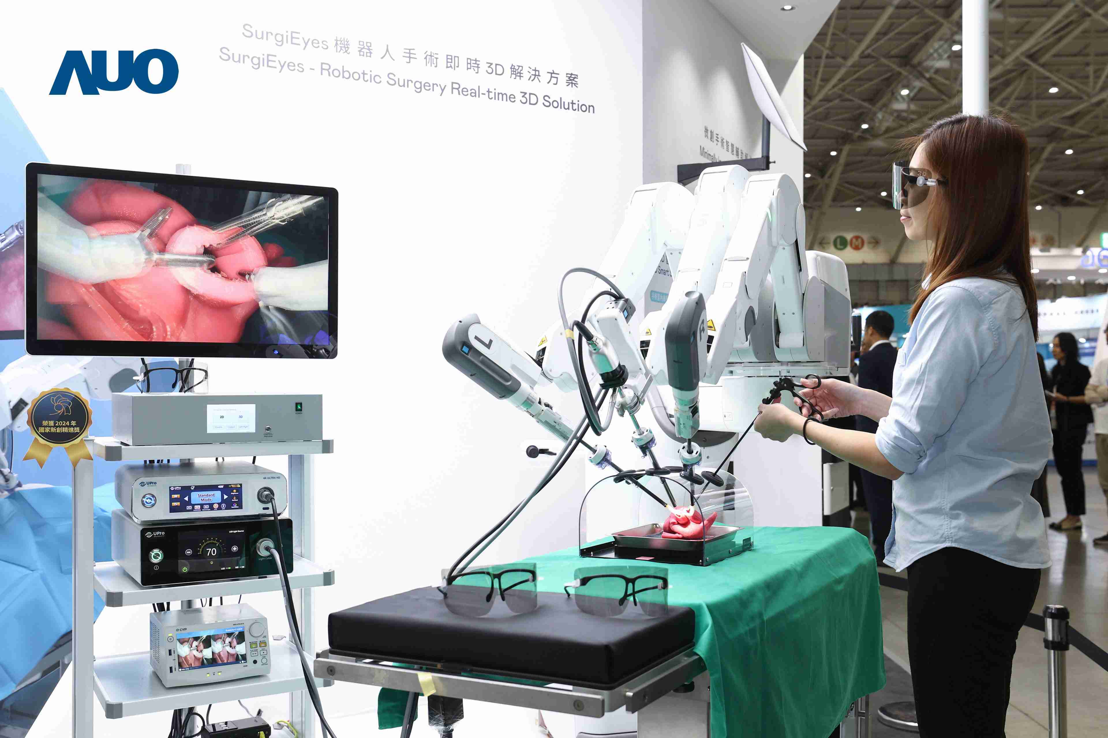 达擎以领先的3D显示技术推出〝SurgiEyes机器人手术实时3D解决方案〞，，，整合先进3D图像处理与独家3D垂直宽视角、、广色域的显示技术，，手术团队可实时同步主刀医师视角看到清晰3D影像，，提升沟通效率与安全性。。。。